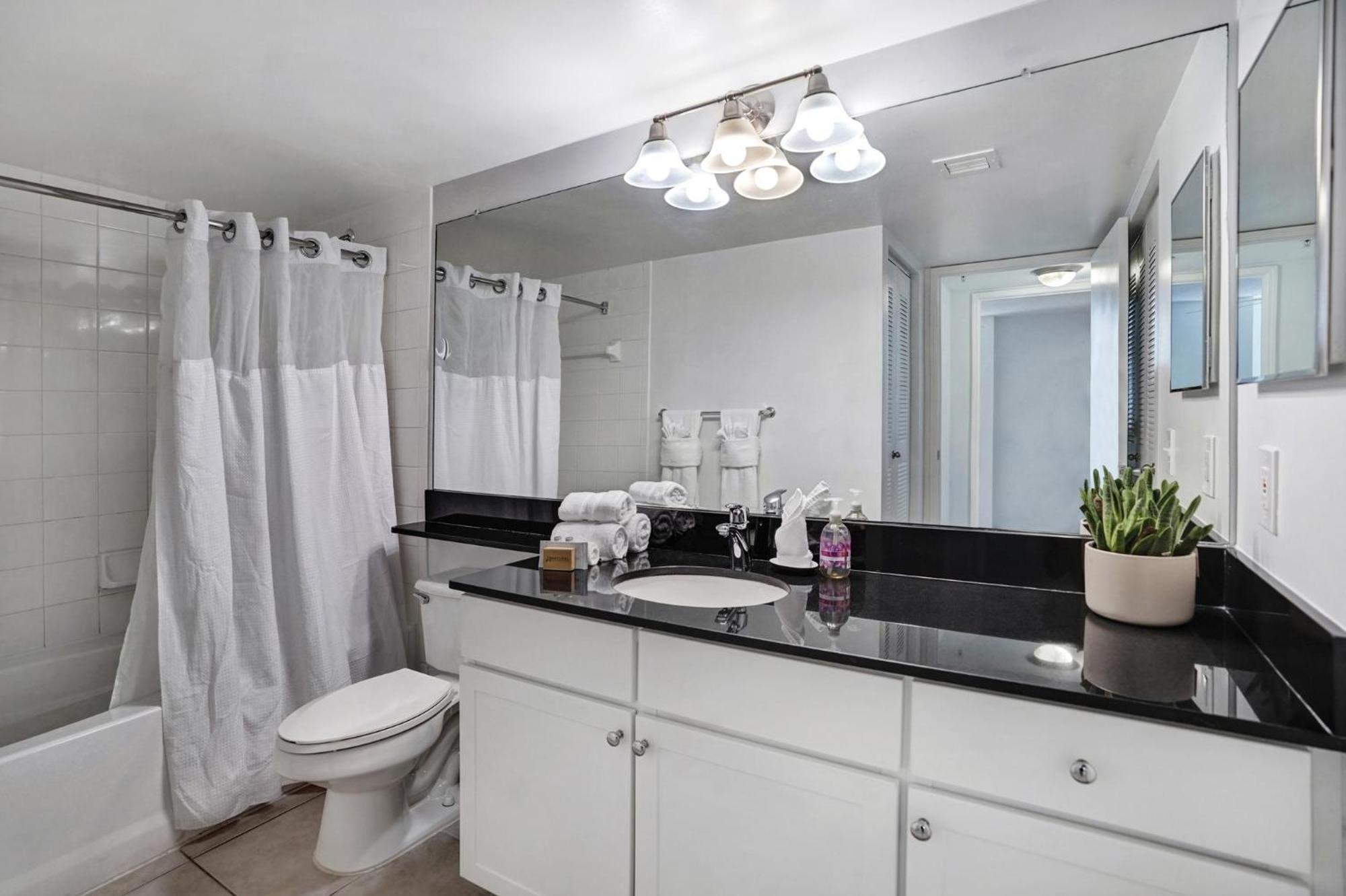 Dharma Home Suites Coral Gables At Gables Grand Plaza Майами Номер фото
