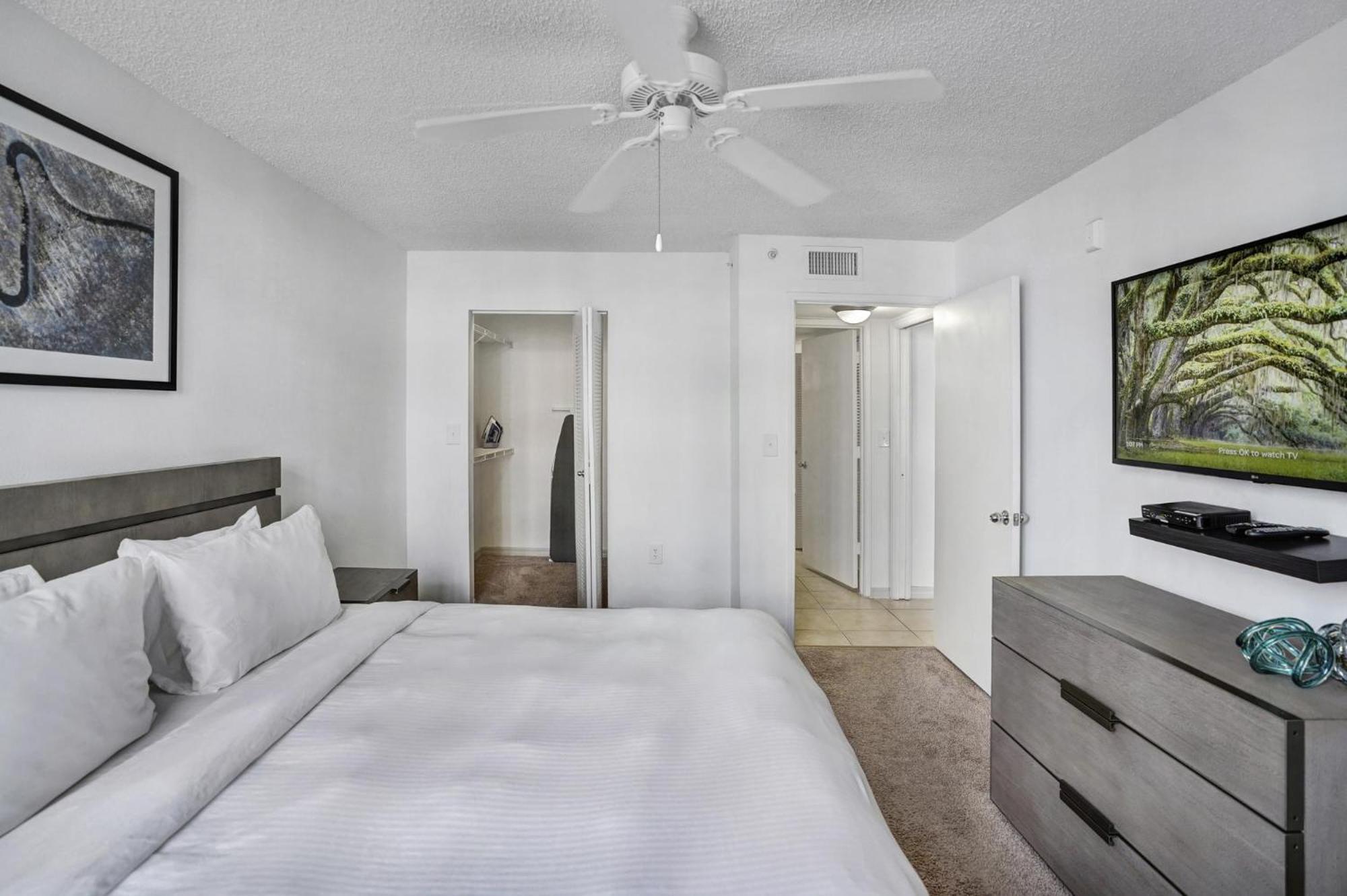Dharma Home Suites Coral Gables At Gables Grand Plaza Майами Номер фото