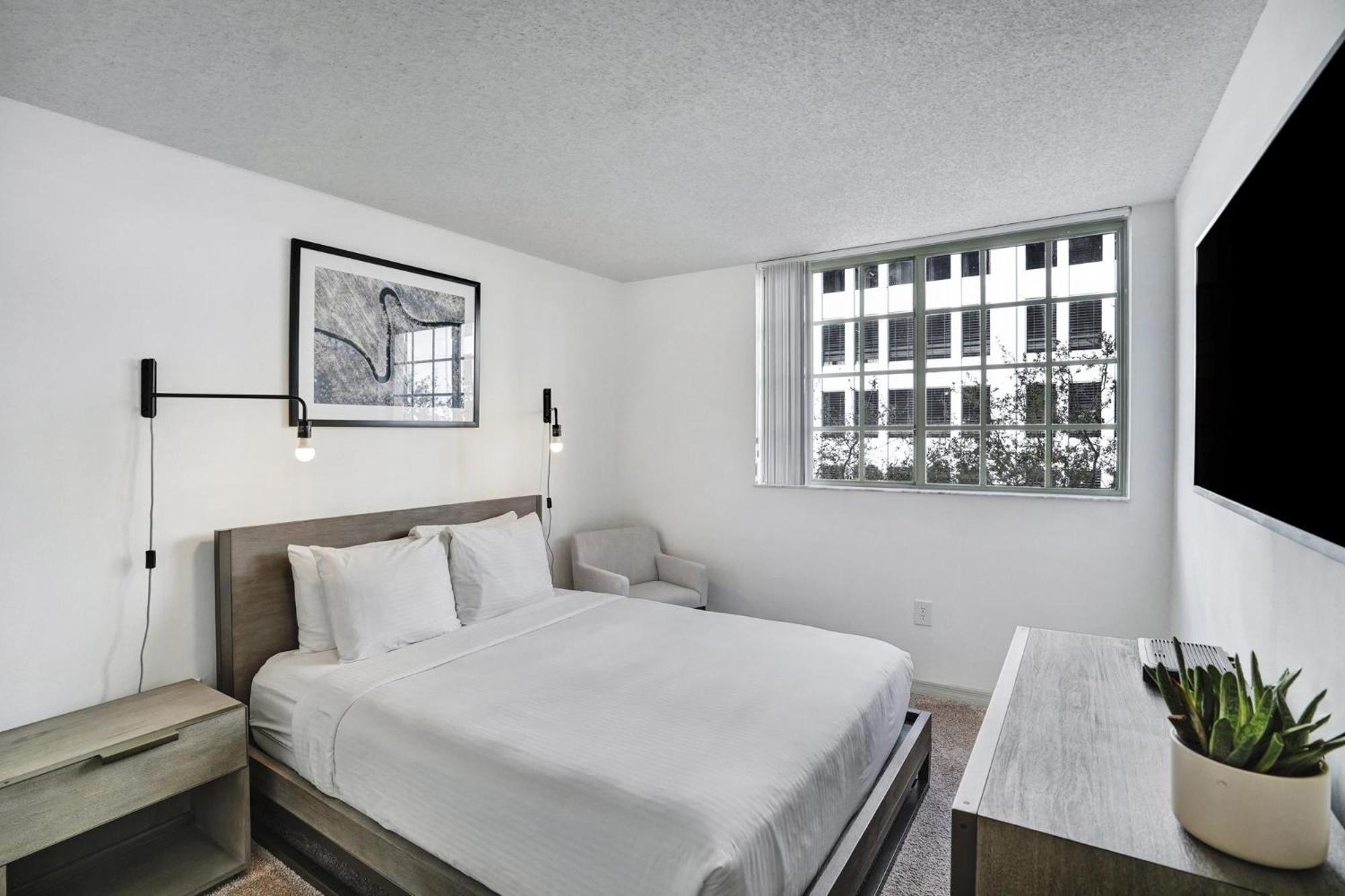 Dharma Home Suites Coral Gables At Gables Grand Plaza Майами Номер фото